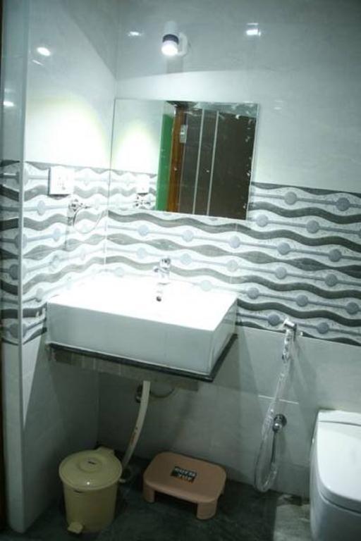 טירופאטי Kvp Inn מראה חיצוני תמונה