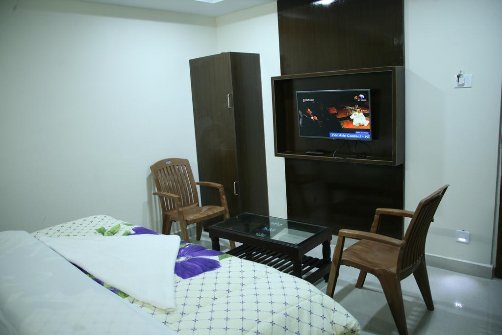 טירופאטי Kvp Inn מראה חיצוני תמונה